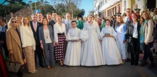 Grupo de personas en el Encuentro Glorioso de Torrent durante la Semana Santa
