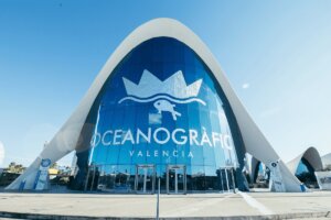 Entrada del Oceanogràfic en Valencia con diseño arquitectónico moderno.