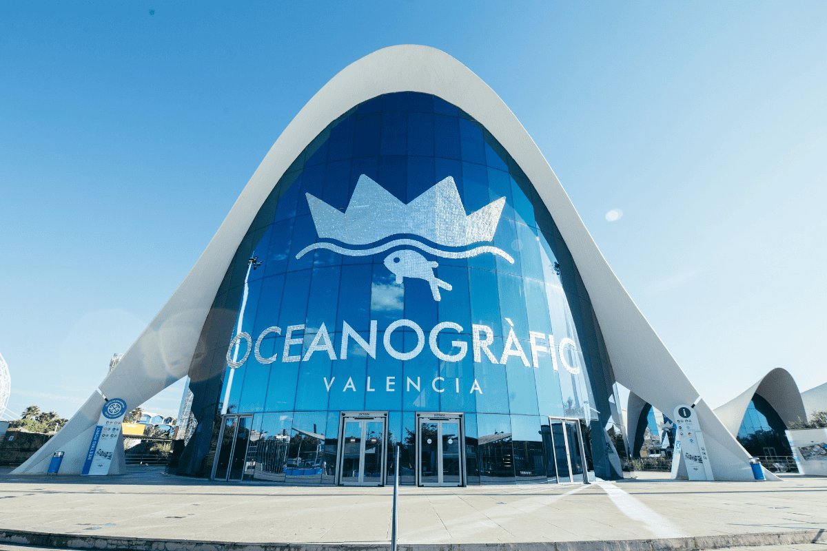 Entrada del Oceanogràfic en Valencia con diseño arquitectónico moderno.