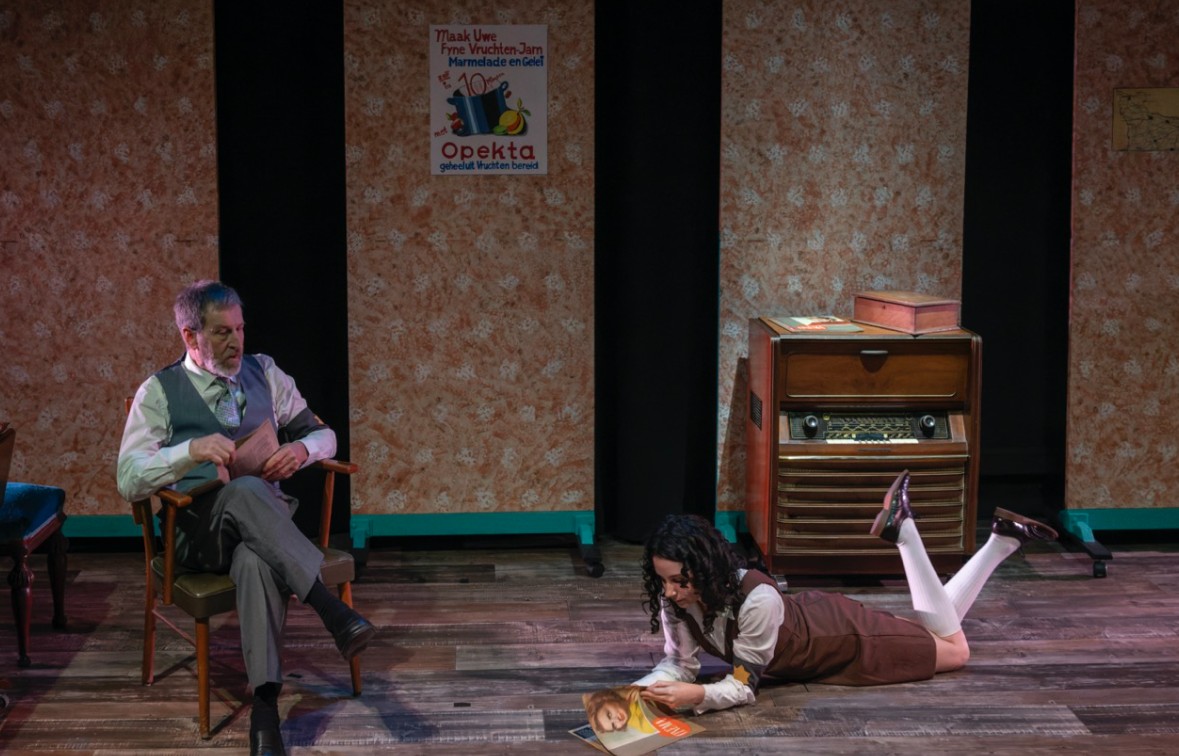 Escena de la obra El diari d'Anna Frank en el teatro.