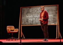Actor en escena durante la muestra de teatro emergente en Foios