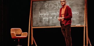 Actor en escena durante la muestra de teatro emergente en Foios