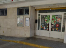 Entrada de la Escoleta Municipal de Tavernes Blanques con decoración colorida