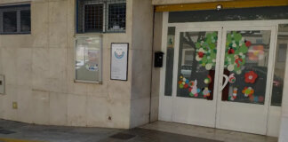 Entrada de la Escoleta Municipal de Tavernes Blanques con decoración colorida