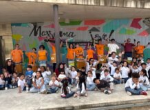 Grupo de niños y adultos en la escuela de música de Pascua en Massamagrell