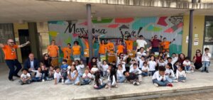 Grupo de niños y adultos en la escuela de música de Pascua en Massamagrell