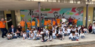 Grupo de niños y adultos en la escuela de música de Pascua en Massamagrell