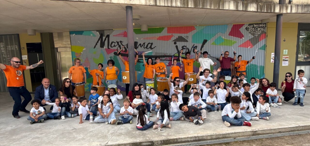 Grupo de niños y adultos en la escuela de música de Pascua en Massamagrell