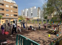Niños jugando en la Escuela de Pascua de Paterna en un parque