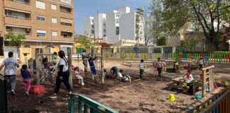 Niños jugando en la Escuela de Pascua de Paterna en un parque