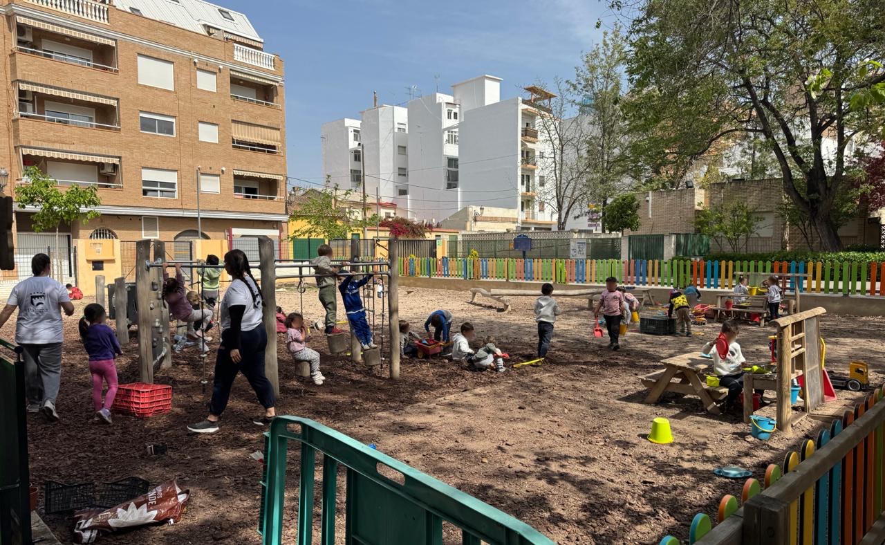 Niños jugando en la Escuela de Pascua de Paterna en un parque