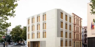 Edificio del Espai Dones i Igualtat en Valencia con árboles alrededor.