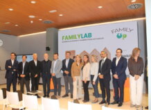 Grupo de personas en evento sobre acceso a la vivienda y su impacto en las familias