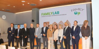 Grupo de personas en evento sobre acceso a la vivienda y su impacto en las familias