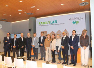 Grupo de personas en evento sobre acceso a la vivienda y su impacto en las familias