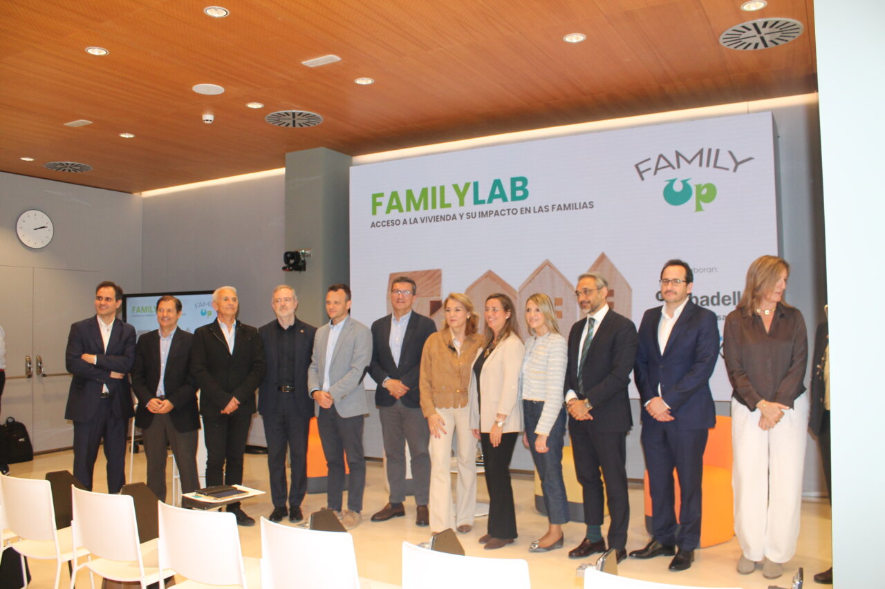 Grupo de personas en evento sobre acceso a la vivienda y su impacto en las familias