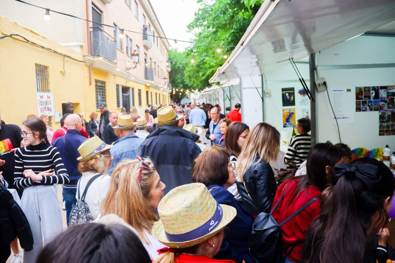 Multitud de personas en la feria asociativa y comercial de Benetússer