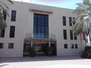Fachada moderna del Ayuntamiento de Albuixech con palmeras alrededor
