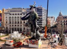 Falla Municipal de Valencia 2026 en la plaza con monumento y edificios