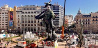 Falla Municipal de Valencia 2026 en la plaza con monumento y edificios