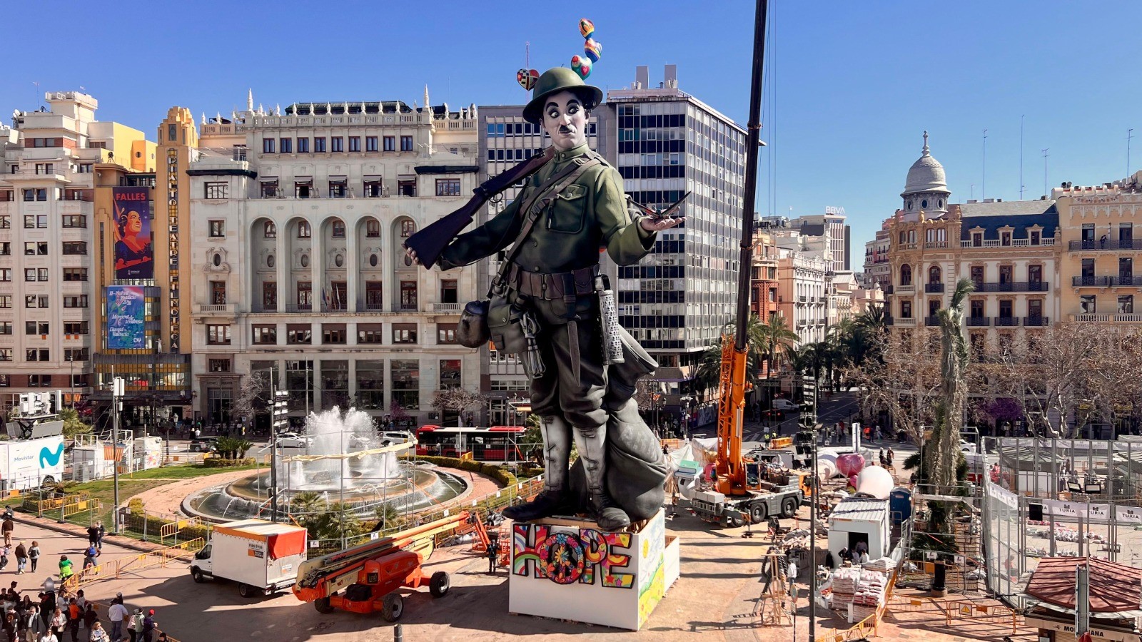 Falla Municipal de Valencia 2026 en la plaza con monumento y edificios