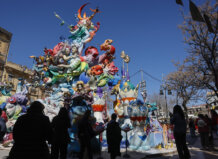 Escultura colorida de las Fallas en Valencia con personas observando