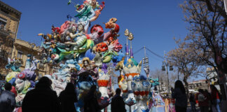 Escultura colorida de las Fallas en Valencia con personas observando