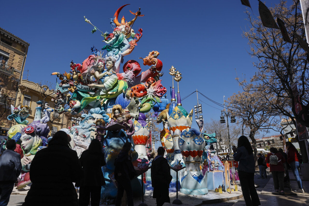 Escultura colorida de las Fallas en Valencia con personas observando
