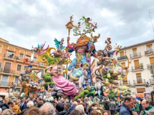 Monumento de las Fallas en Valencia con multitudes de personas alrededor