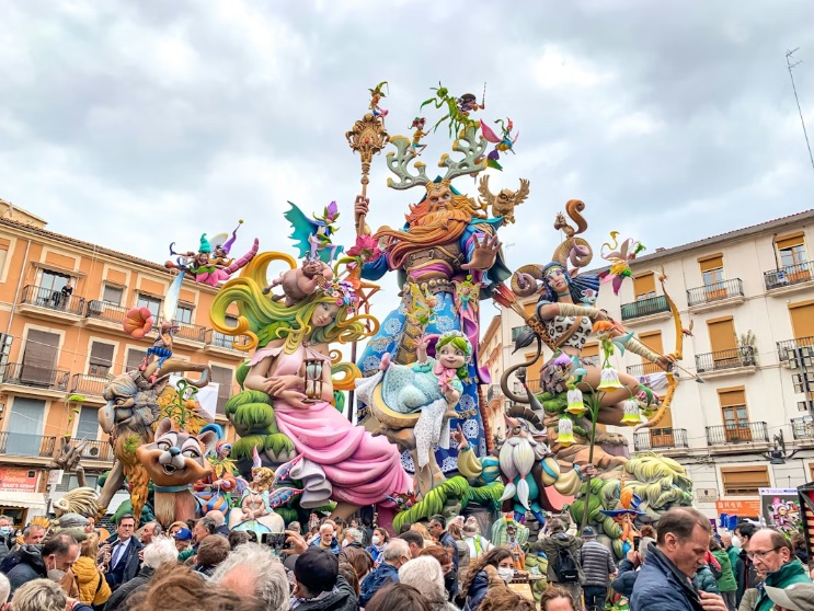 Monumento de las Fallas en Valencia con multitudes de personas alrededor