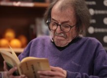 Luto en las letras valencianas: Fallece Josep Piera, la voz eterna del Mediterráneo y de Beniopa Josep Piera leyendo un libro en un evento literario