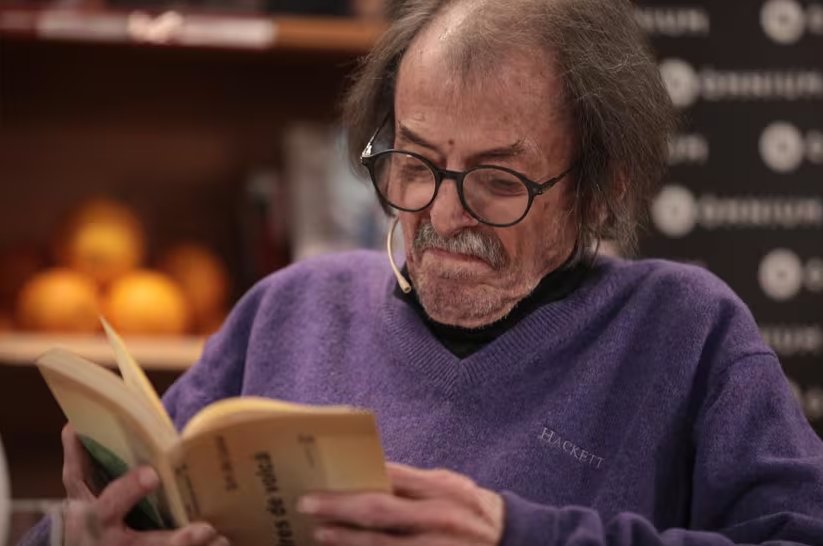 Josep Piera leyendo un libro en un evento literario