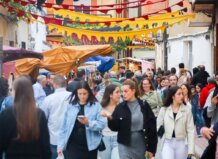 Multitud de personas en la feria asociativa de Benetússer con decoraciones coloridas