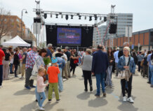 Multitud de personas disfrutando en la Feria del Comercio de Quart de Poblet