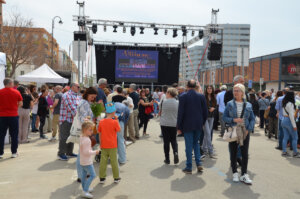 Multitud de personas disfrutando en la Feria del Comercio de Quart de Poblet