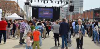 Multitud de personas disfrutando en la Feria del Comercio de Quart de Poblet