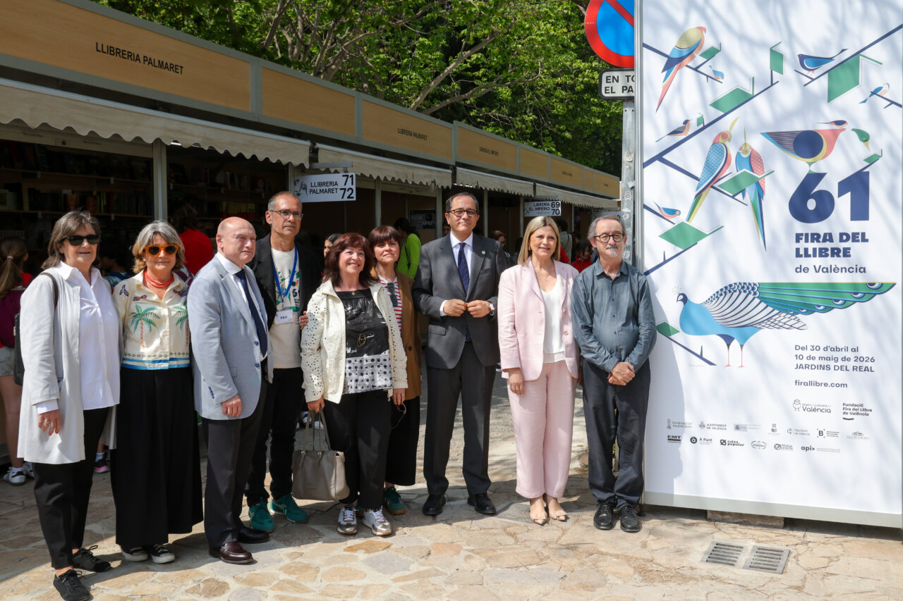 Inauguración de la 61ª Fira del Llibre en Viveros, Valencia con autoridades y organizadores.