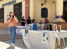 Mujer hablando en un evento de la Feria del Libro en Albal