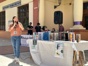 Mujer hablando en un evento de la Feria del Libro en Albal