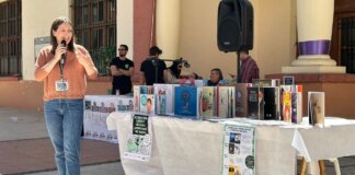 Mujer hablando en un evento de la Feria del Libro en Albal