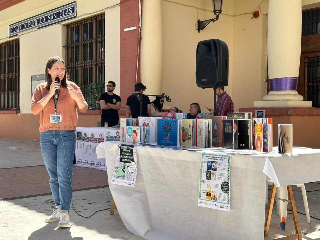 Mujer hablando en un evento de la Feria del Libro en Albal