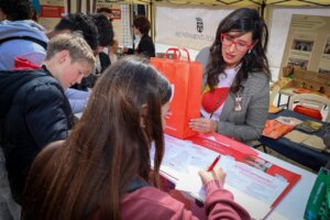Jóvenes interactuando en la Feria de Formación Profesional en Torrent