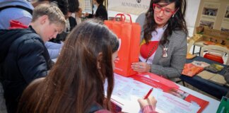 Jóvenes interactuando en la Feria de Formación Profesional en Torrent