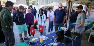 Asistentes observando exhibiciones en la Feria de Formación Profesional en Torrent