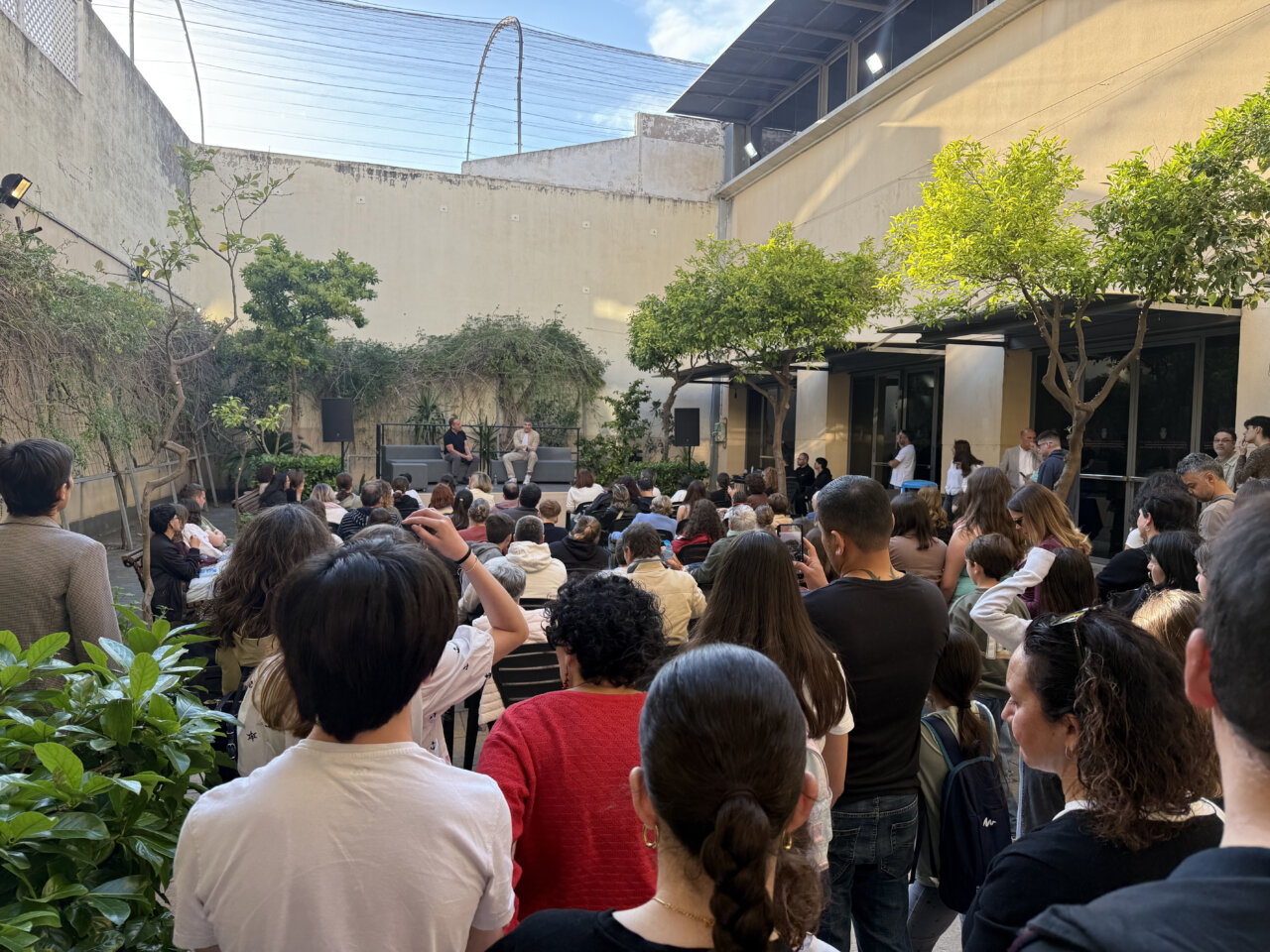Asistentes en la II Feria del Libro de Massamagrell disfrutando de un evento literario