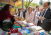 Visitantes observando libros en la Fira del Llibre de València
