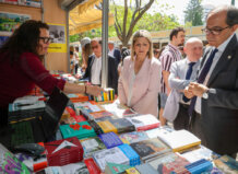 Visitantes observando libros en la Fira del Llibre de València