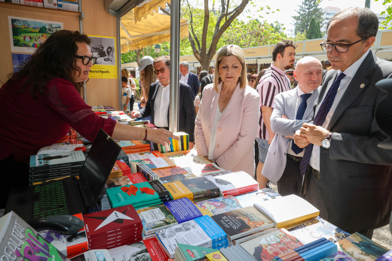 Visitantes observando libros en la Fira del Llibre de València