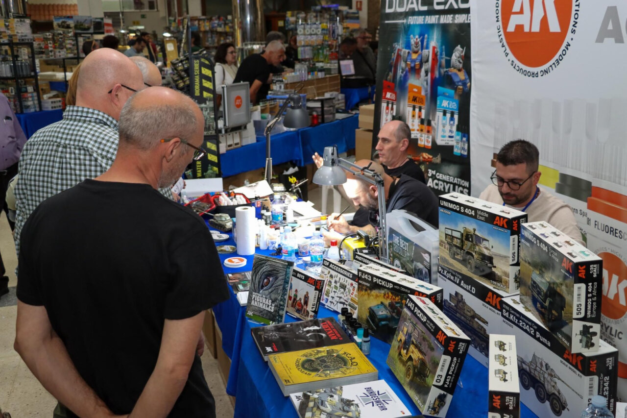 La 30ª edición de la Feria de Modelismo en Torrent reúne a aficionados y expertos.