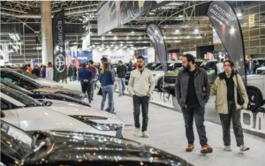 Visitantes en la Feria del Vehículo de Ocasión en Valencia observando coches